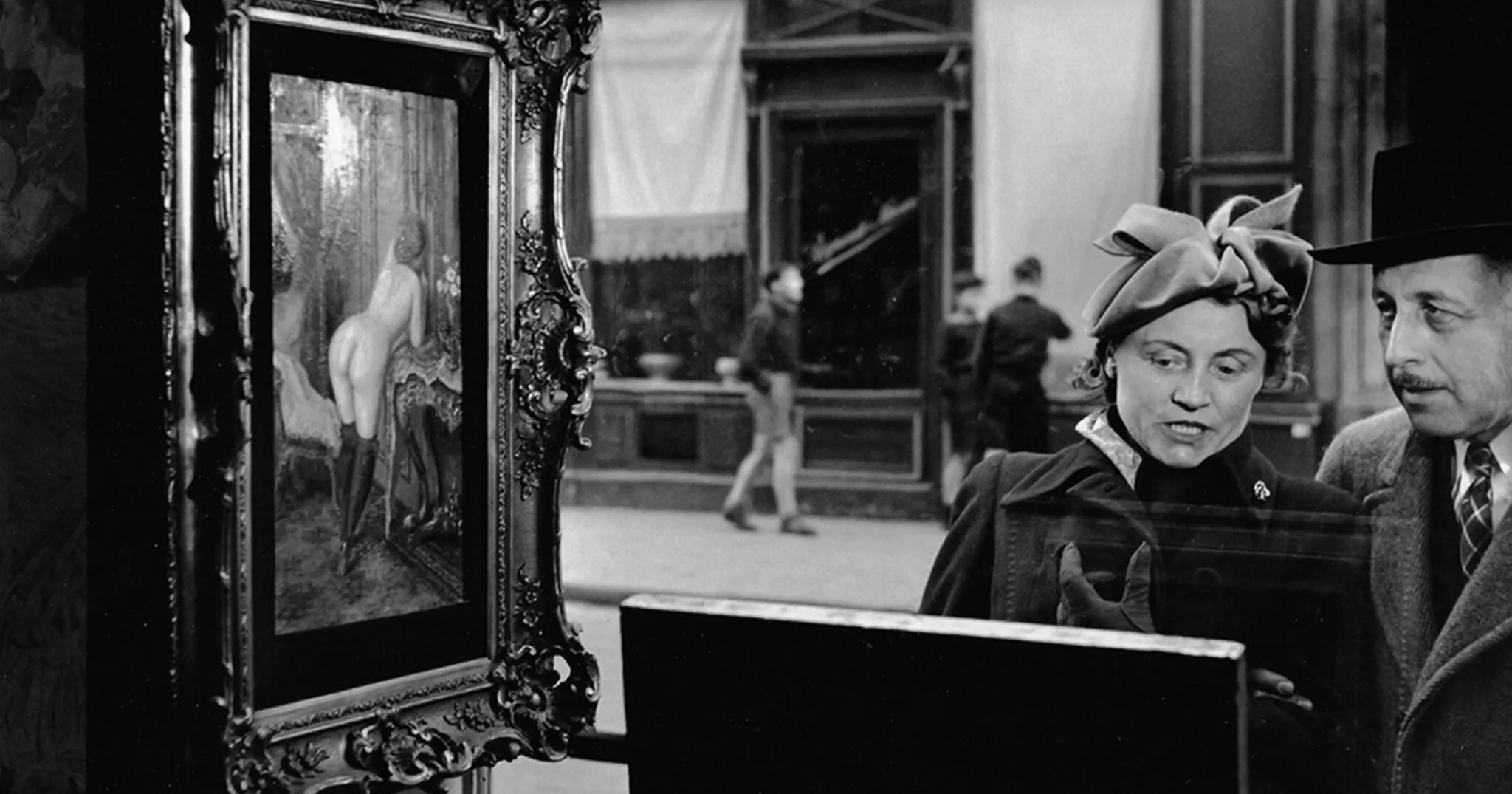 Un regard oblique, Robert Doisneau, 1948 : un couple devant la vitrine de la galerie Romi, rue de Seine