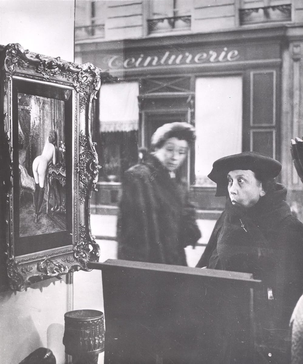 Autre prise de la série du Regard oblique devant la vitrine de Romi, rue de Seine, 1948