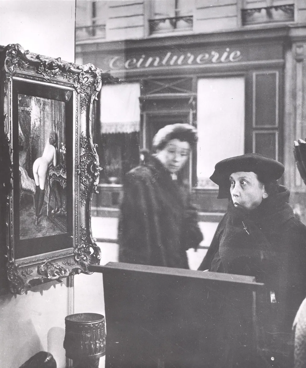 Autre prise de la série du Regard oblique devant la vitrine de Romi, rue de Seine, 1948
