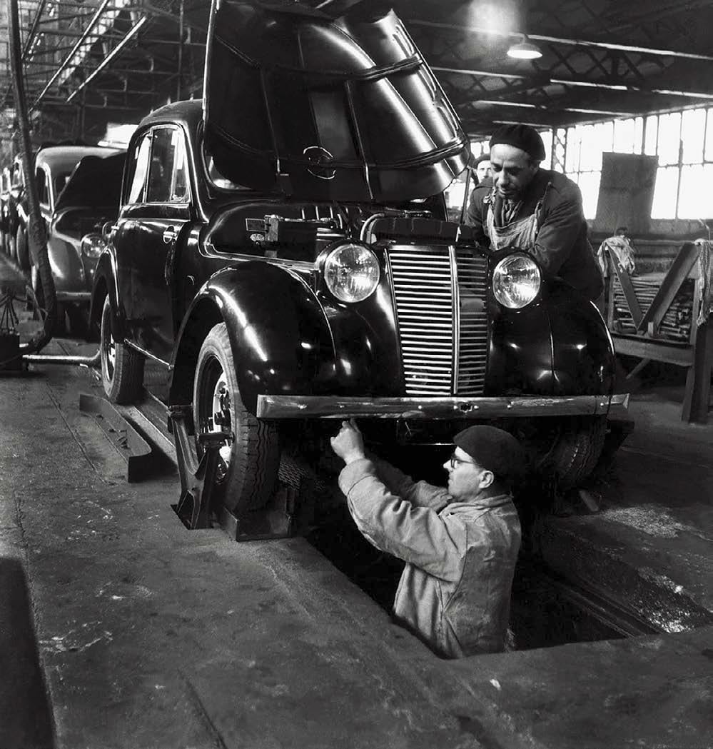 Atelier des usines Renault de Boulogne-Billancourt photographie par Robert Doisneau
