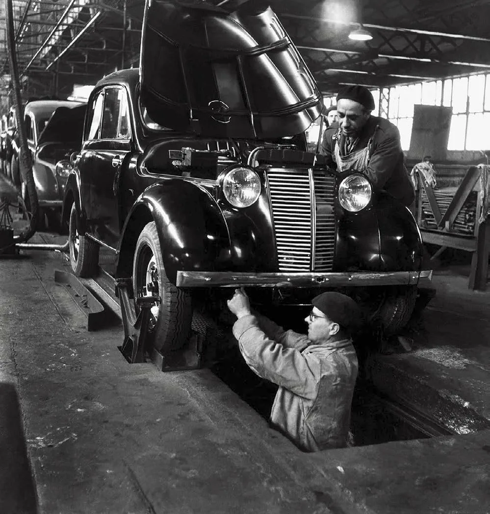 Atelier des usines Renault de Boulogne-Billancourt photographie par Robert Doisneau