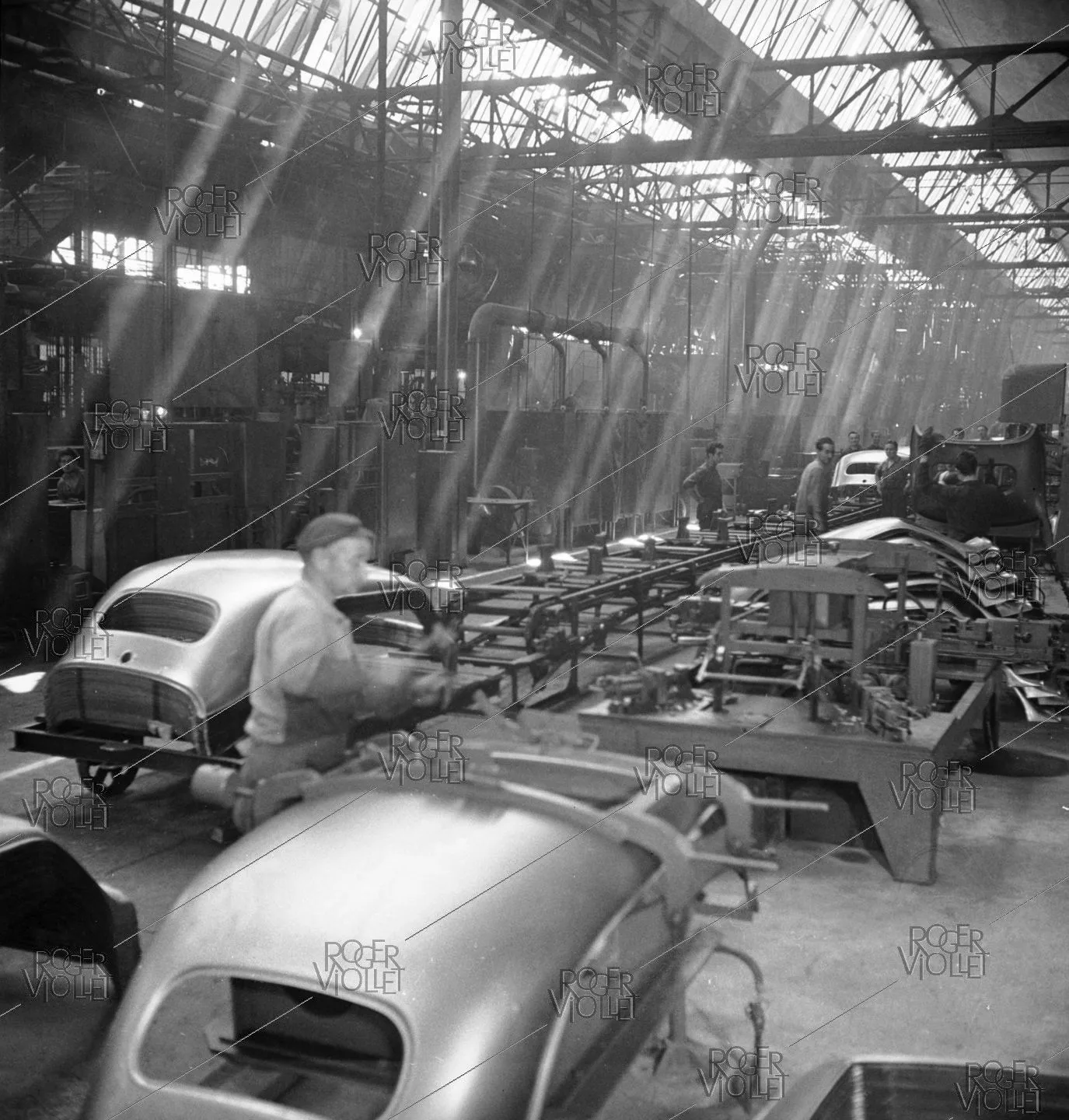 Carrosseries alignees dans les usines Renault, Robert Doisneau