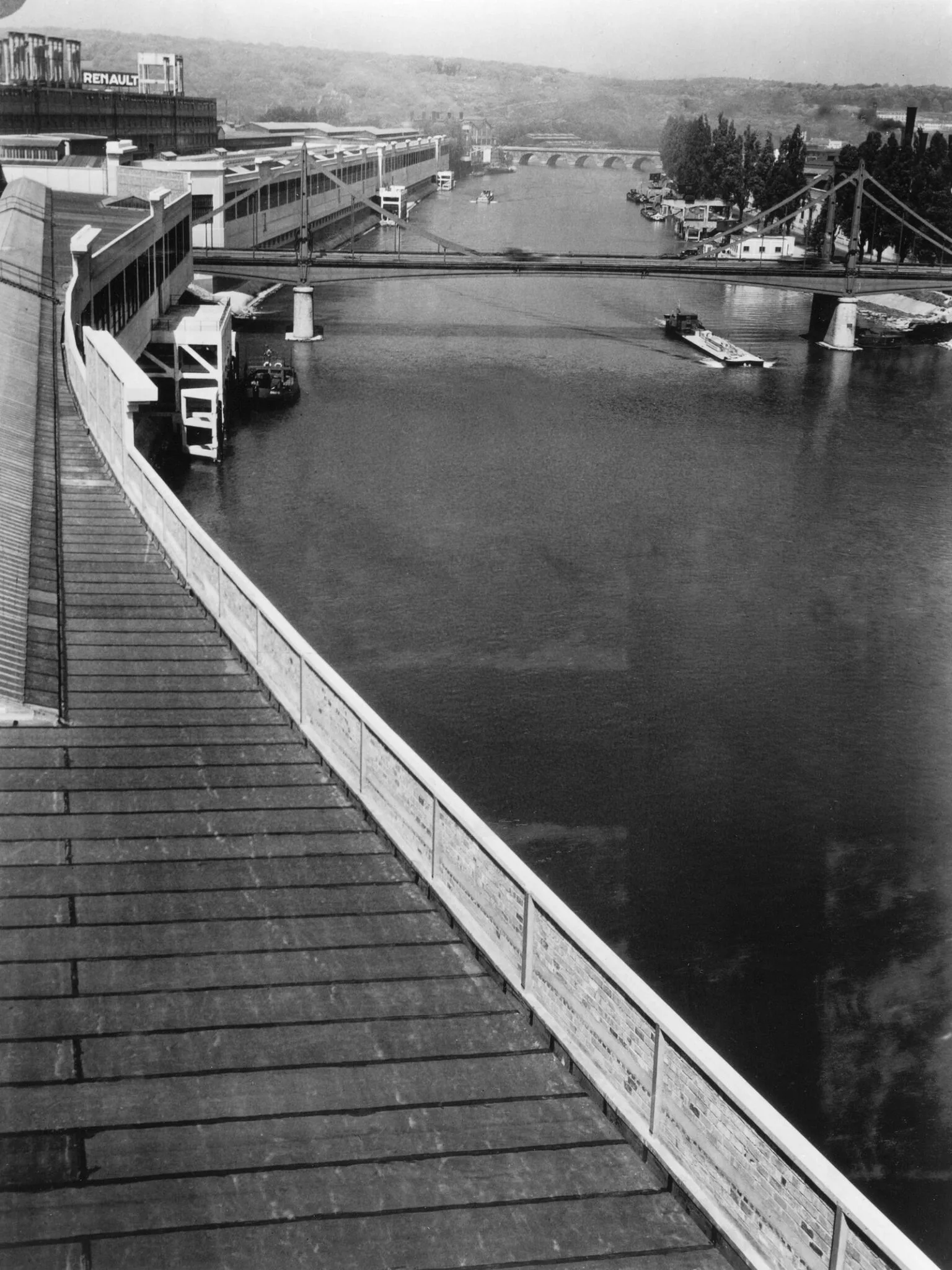 Passerelle menant a l ile Seguin, usines Renault, Robert Doisneau