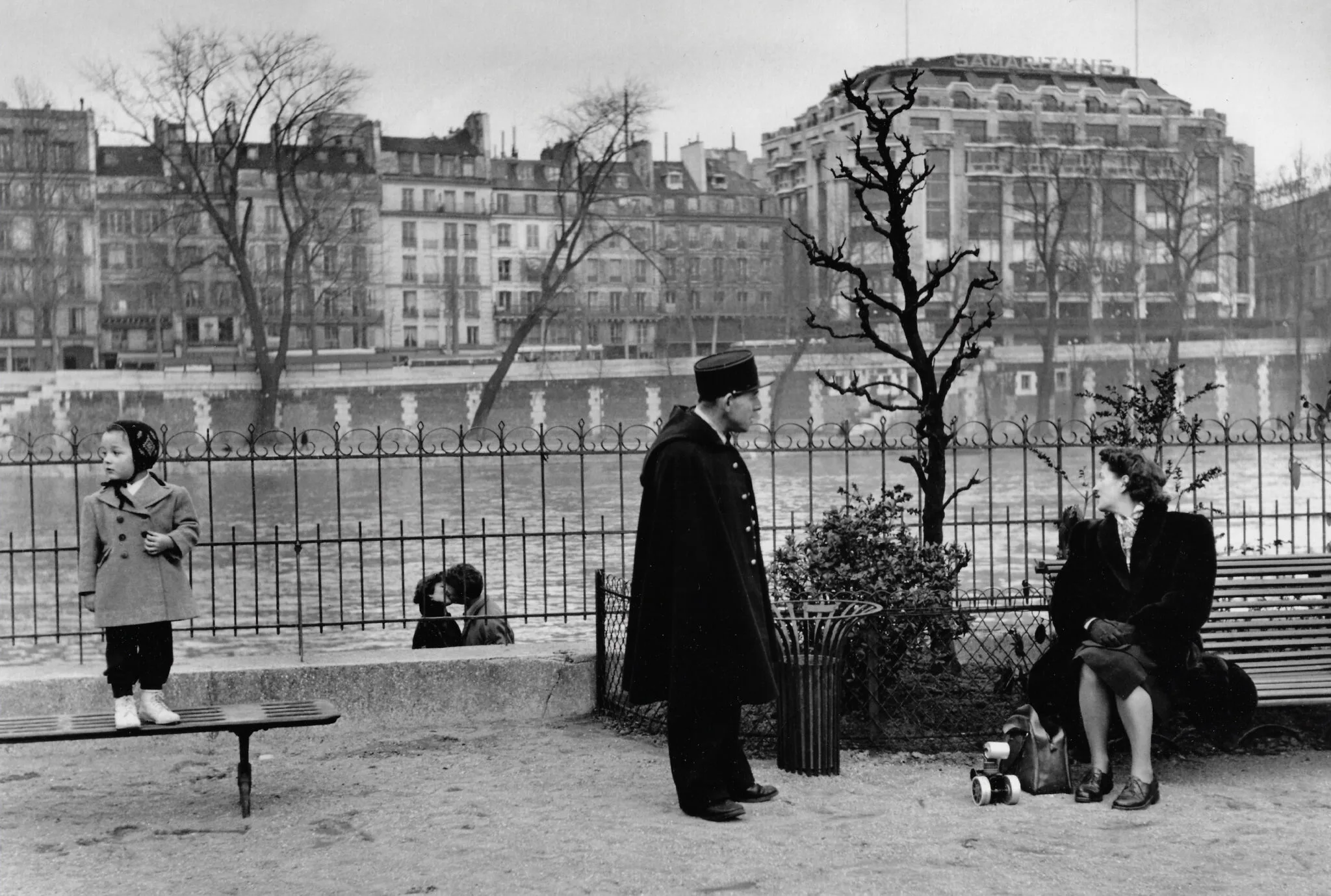 Passants dans une rue de Paris photographies par Robert Doisneau
