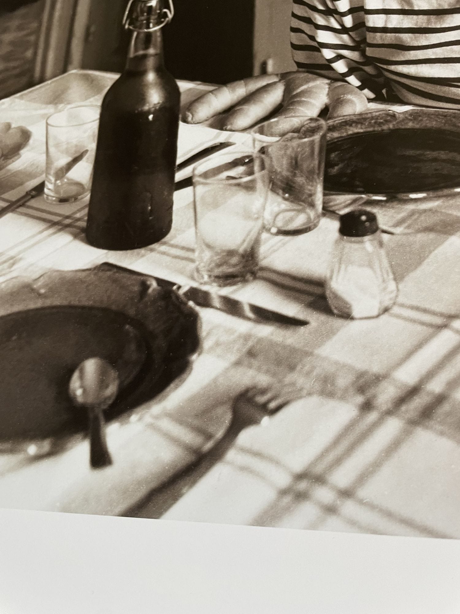 Une table de bistrot photographiee par Robert Doisneau