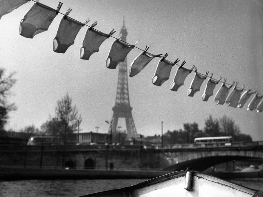 Les tabliers de la rue de Rivoli suspendus devant la tour Eiffel, Robert Doisneau, 1978