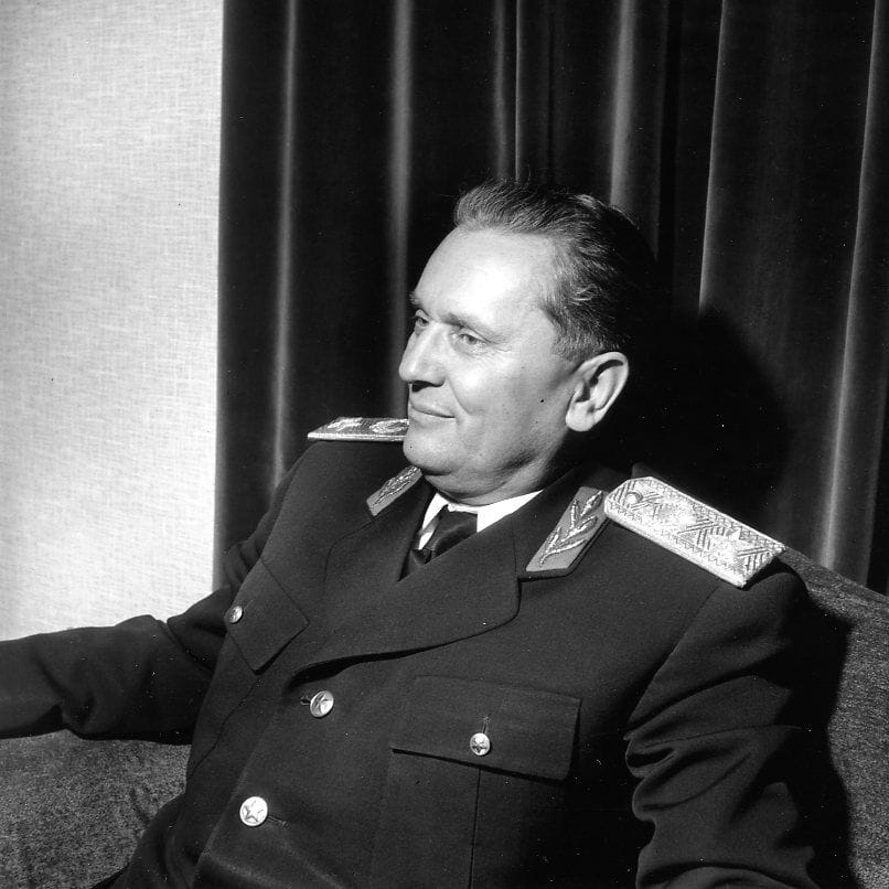 Portrait du marechal Tito en uniforme assis dans un fauteuil a Belgrade, photographie par Robert Doisneau en 1948