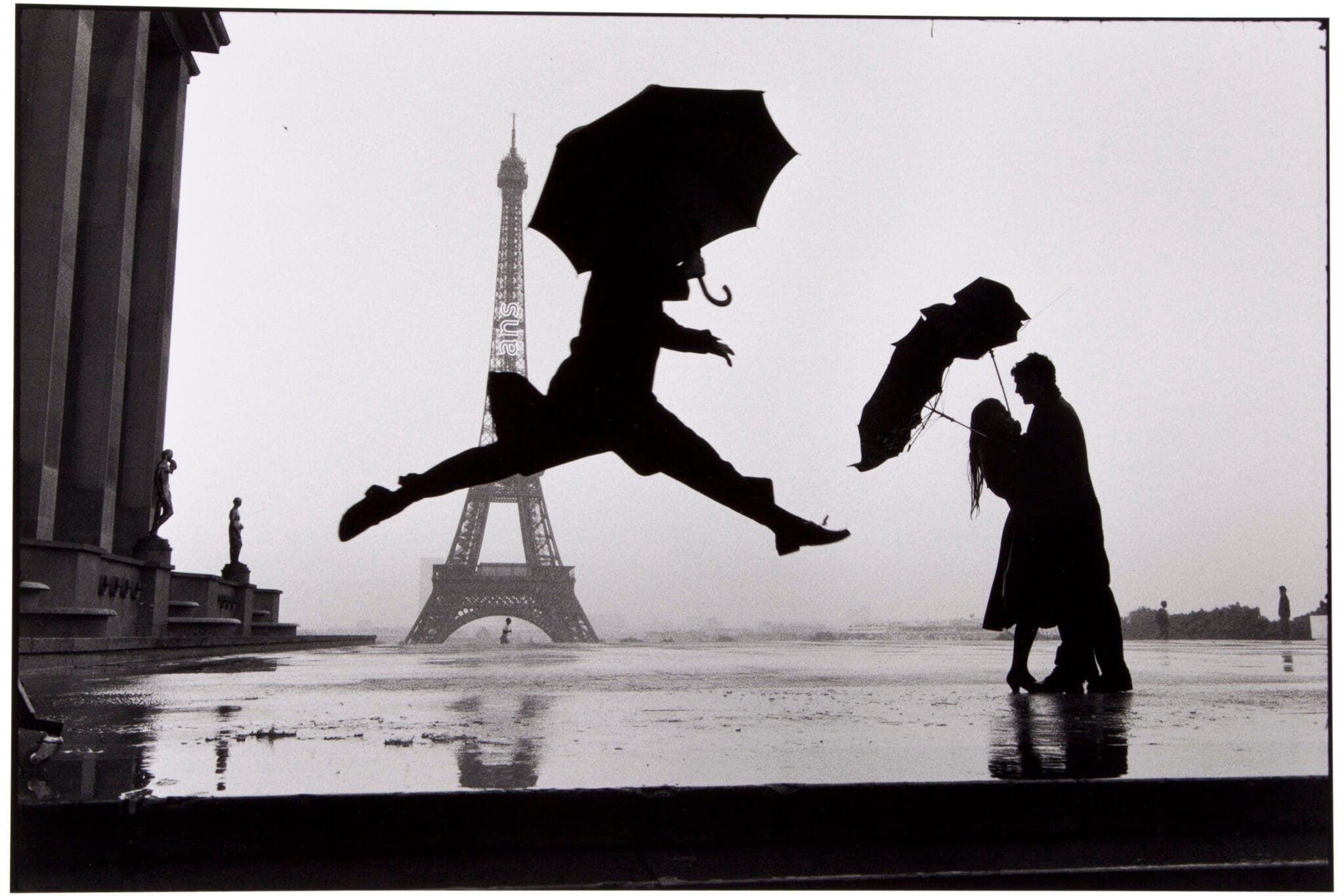 Une silhouette qui saute devant la tour Eiffel, Robert Doisneau
