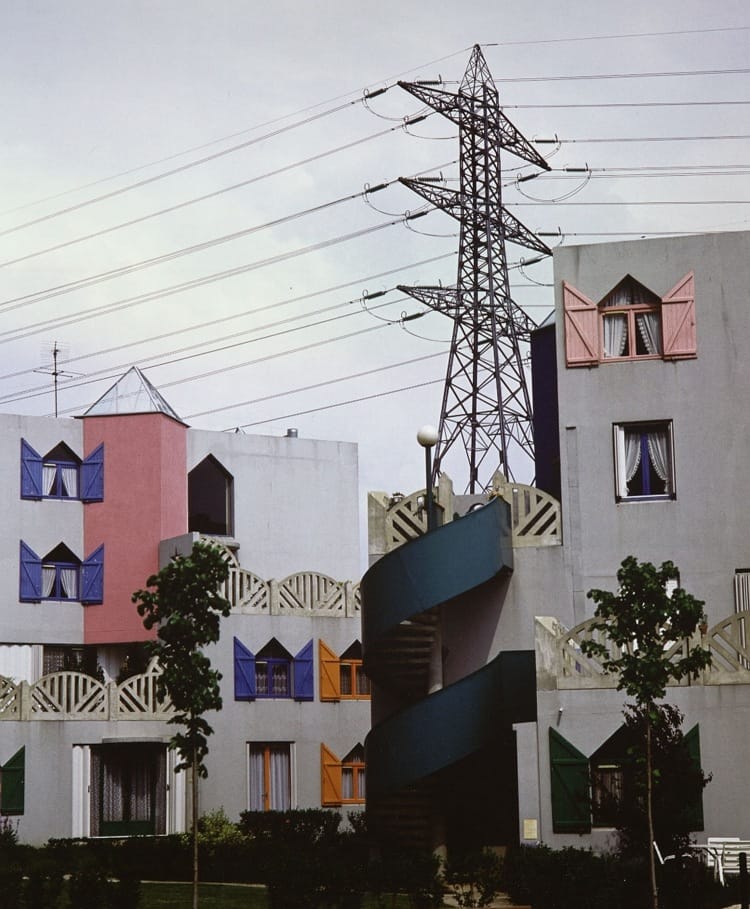Immeuble de logements neuf aux volets et rideaux peints en trompe-l'oeil sous une ligne a haute tension, mission photographique de la DATAR, 1984