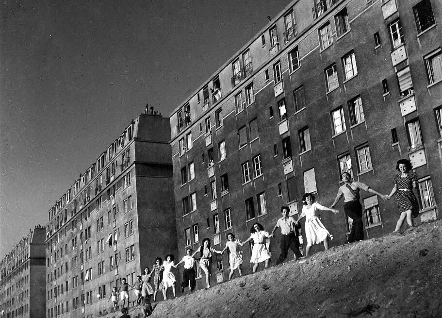 Farandole devant une barre d immeubles a Gentilly, Robert Doisneau, 1948