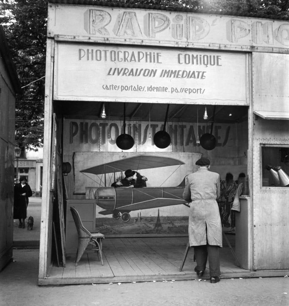 Baraque de photographe forain avec decor d avion, Robert Doisneau