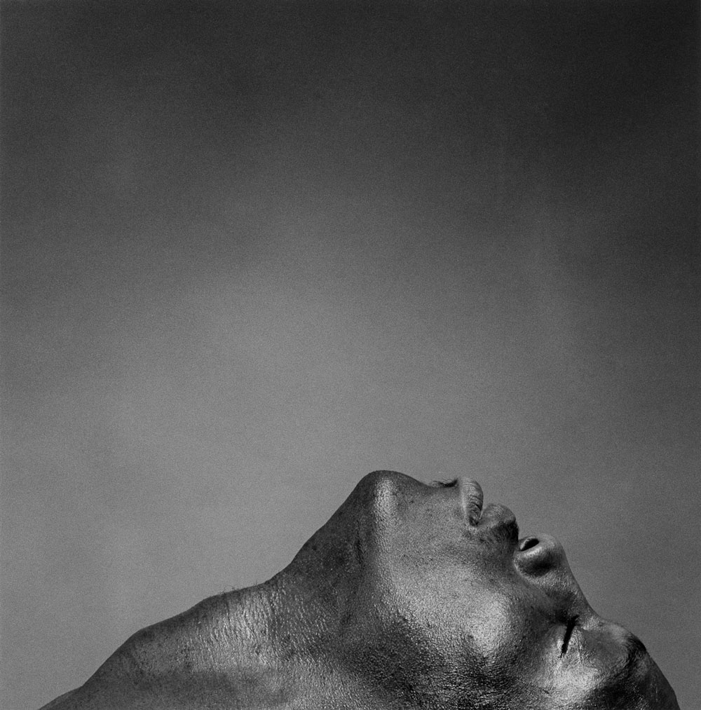Alistair Butler, 1980. La tête renversée, le cou tendu : une pose de statue, tenue par un vivant.
