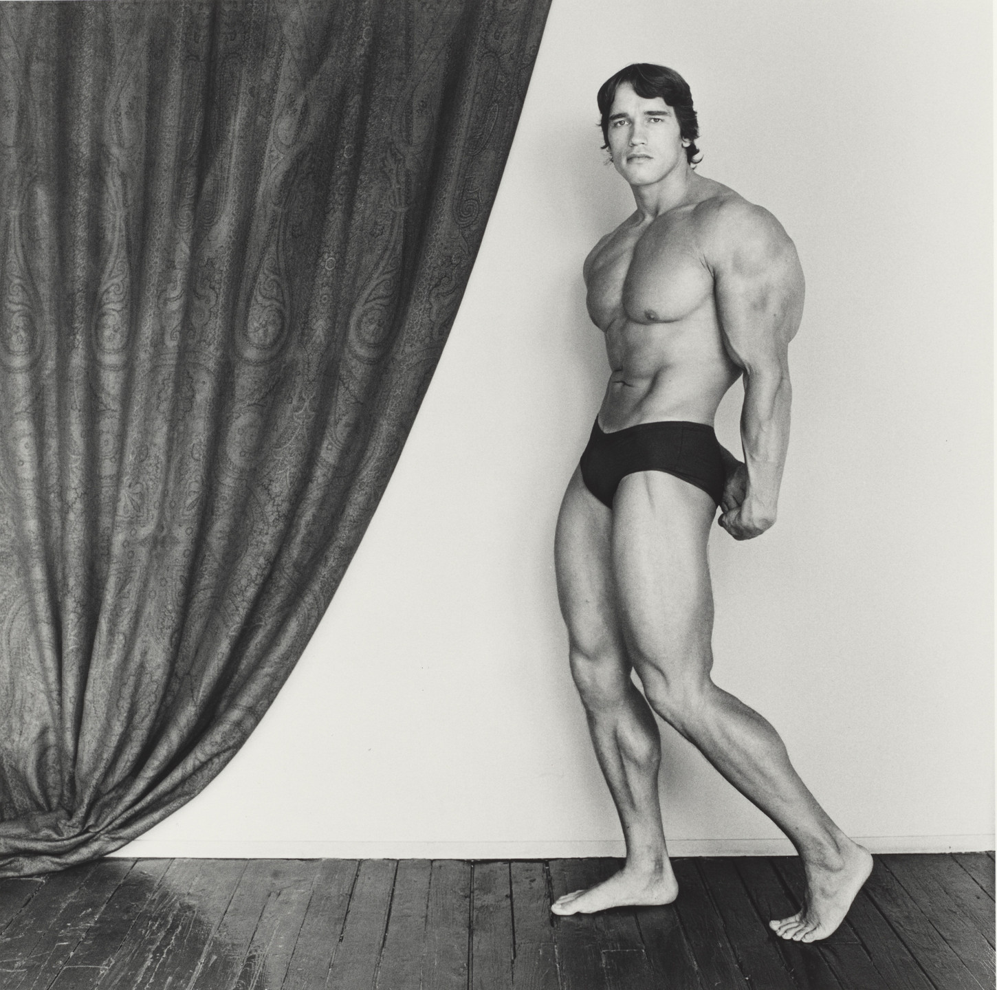 Arnold Schwarzenegger, 1976. Le culturiste devant un rideau de studio, dix ans avant Hollywood.