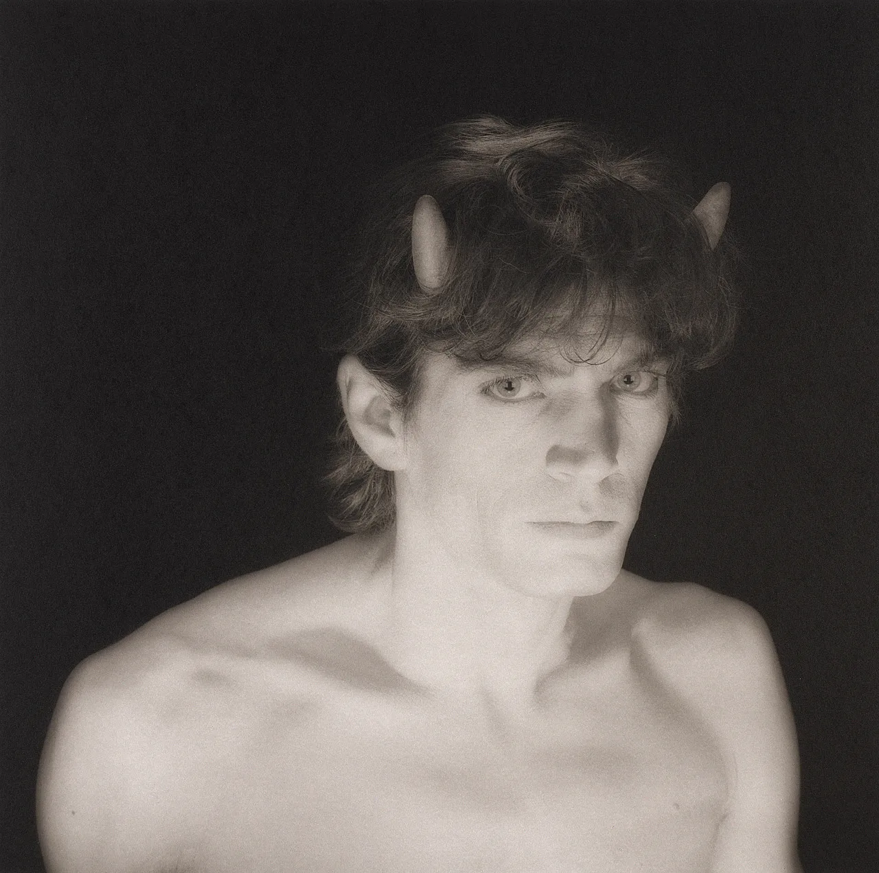 Self Portrait, 1985. L’autoportrait en diable, cornes comprises : le catholique de Floral Park ne lâche jamais complètement son décor.