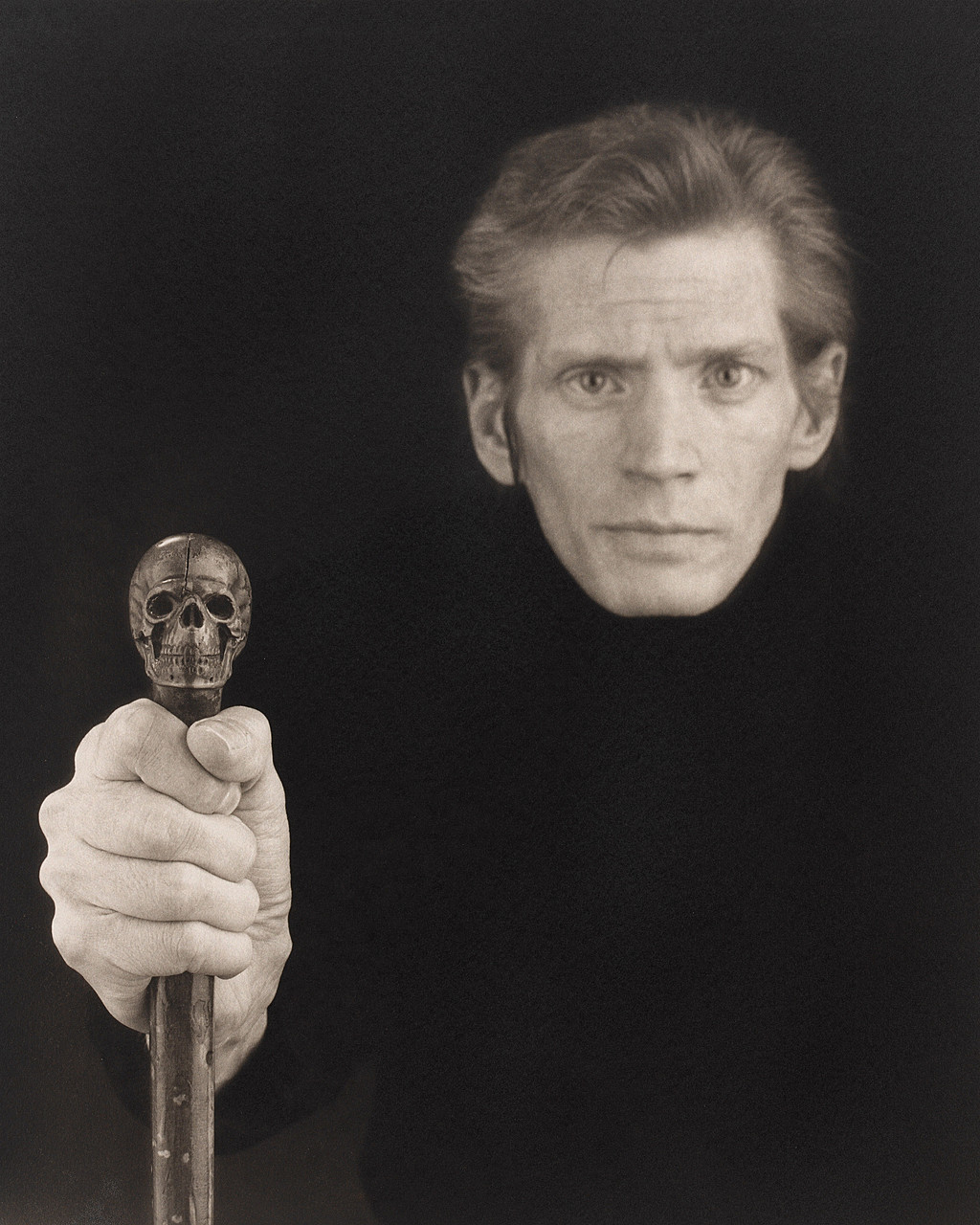 Self Portrait, 1988. La netteté est sur le crâne du pommeau : le visage, lui, passe légèrement derrière.