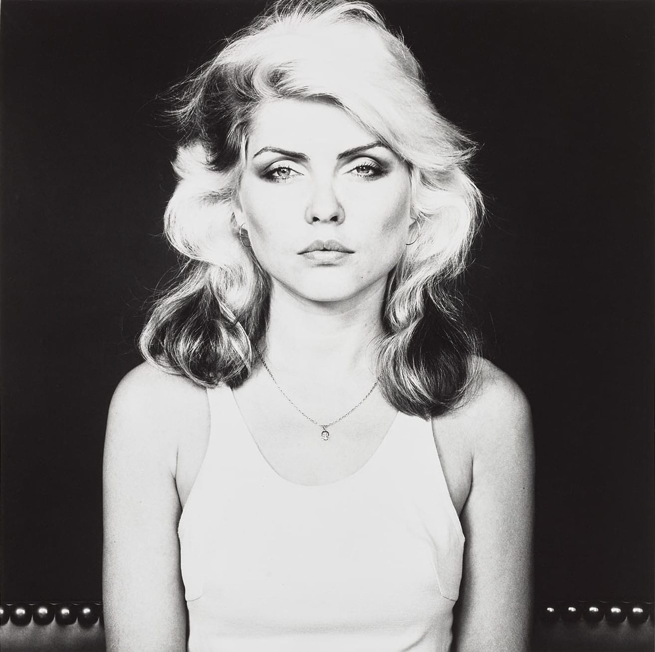 Robert Mapplethorpe, Deborah Harry en débardeur devant un fond capitonné
