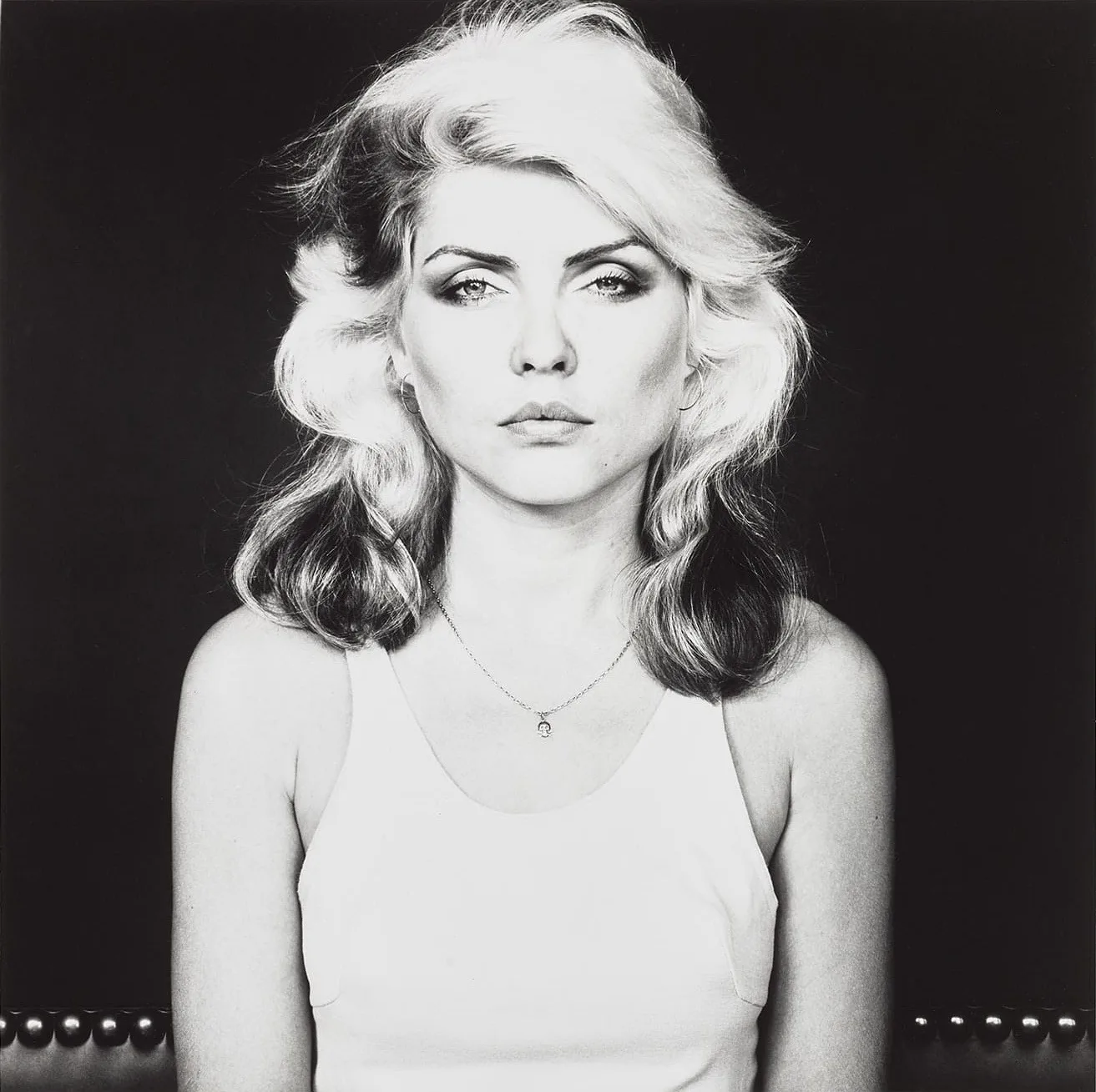 Robert Mapplethorpe, Deborah Harry en débardeur devant un fond capitonné