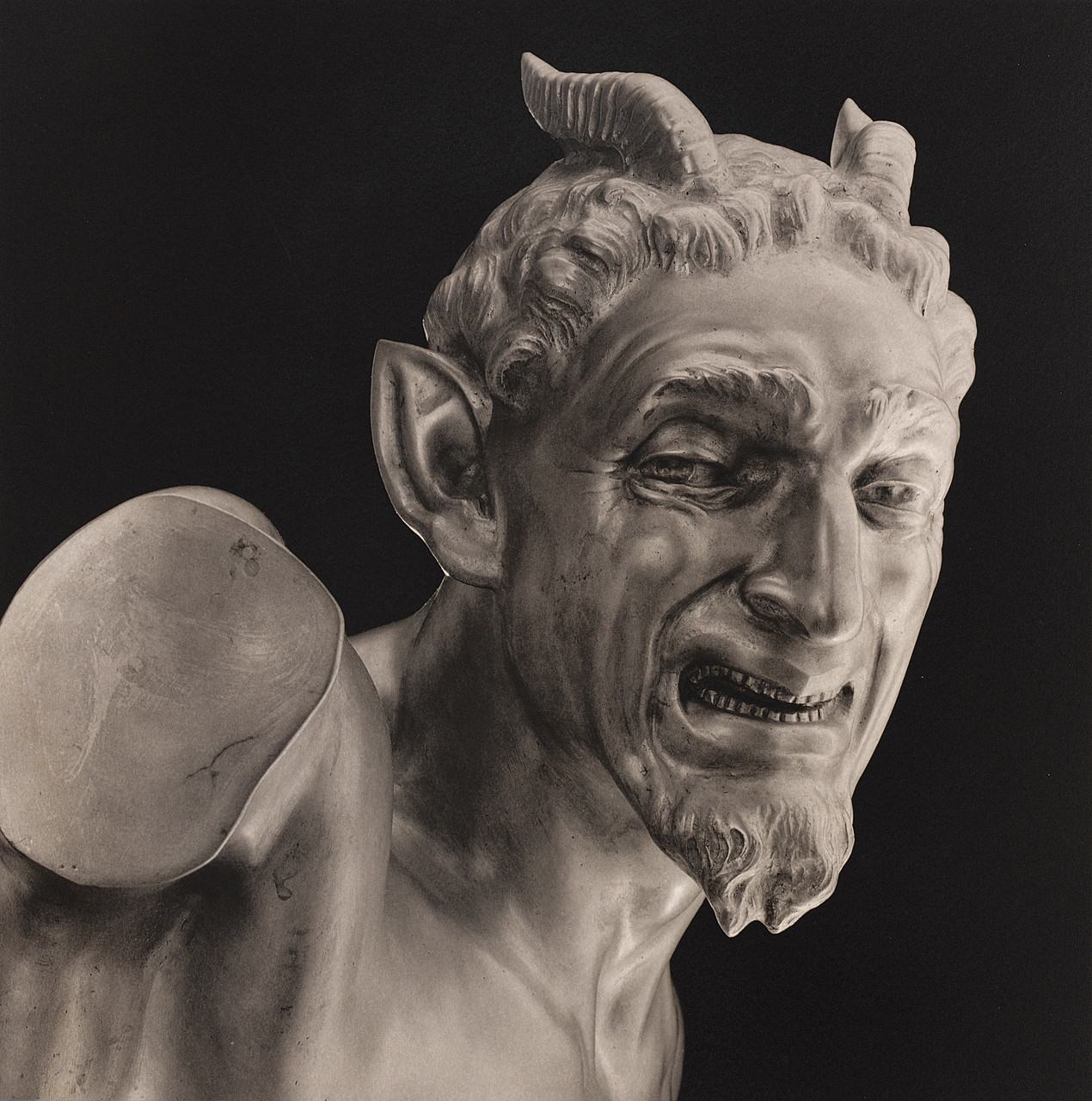 Italian Devil, 1988. Une statuette de diable, photographiée avec le soin qu’on réserve à un visage.