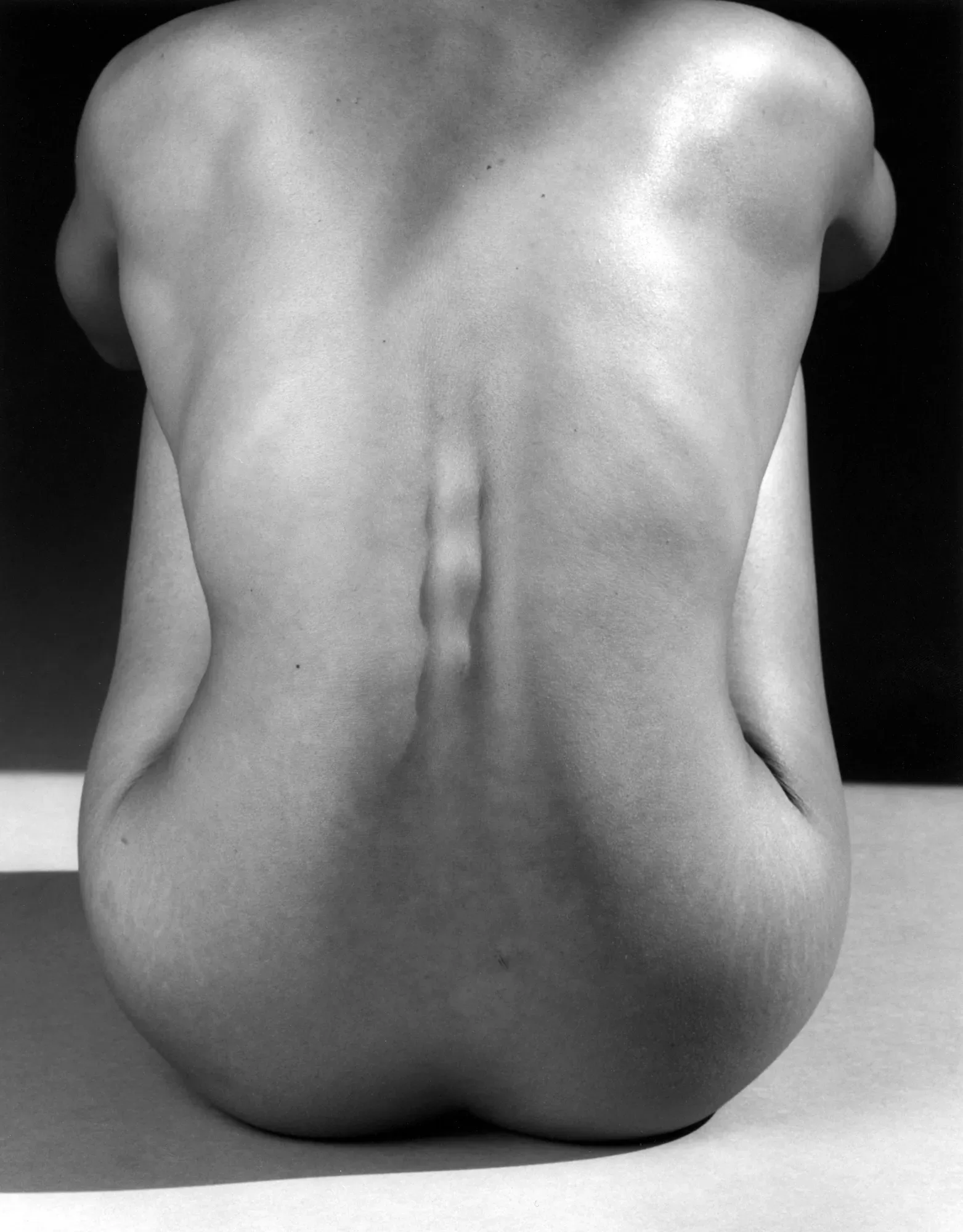Lydia Cheng / Back, 1987. Un dos éclairé comme un marbre : le tirage, lui, est sorti des mains de quelqu’un d’autre.