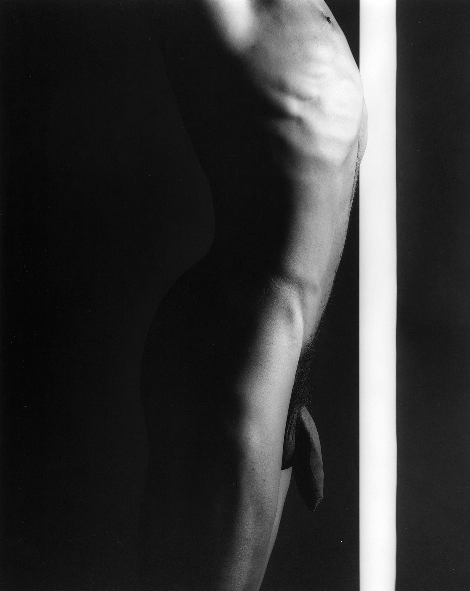 Milton Moore. Le même modèle, cette fois traité en fragment de lumière.