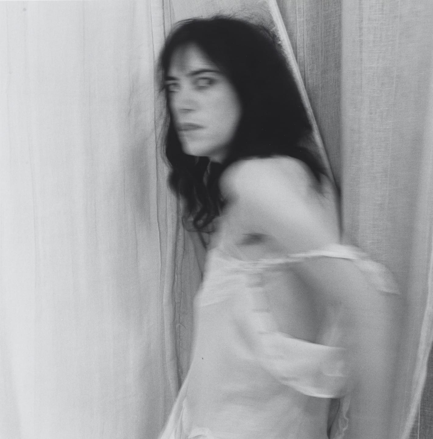 Patti Smith, 1978. Elle traverse tout l’article, de la chambre du Chelsea aux pochettes de disques.