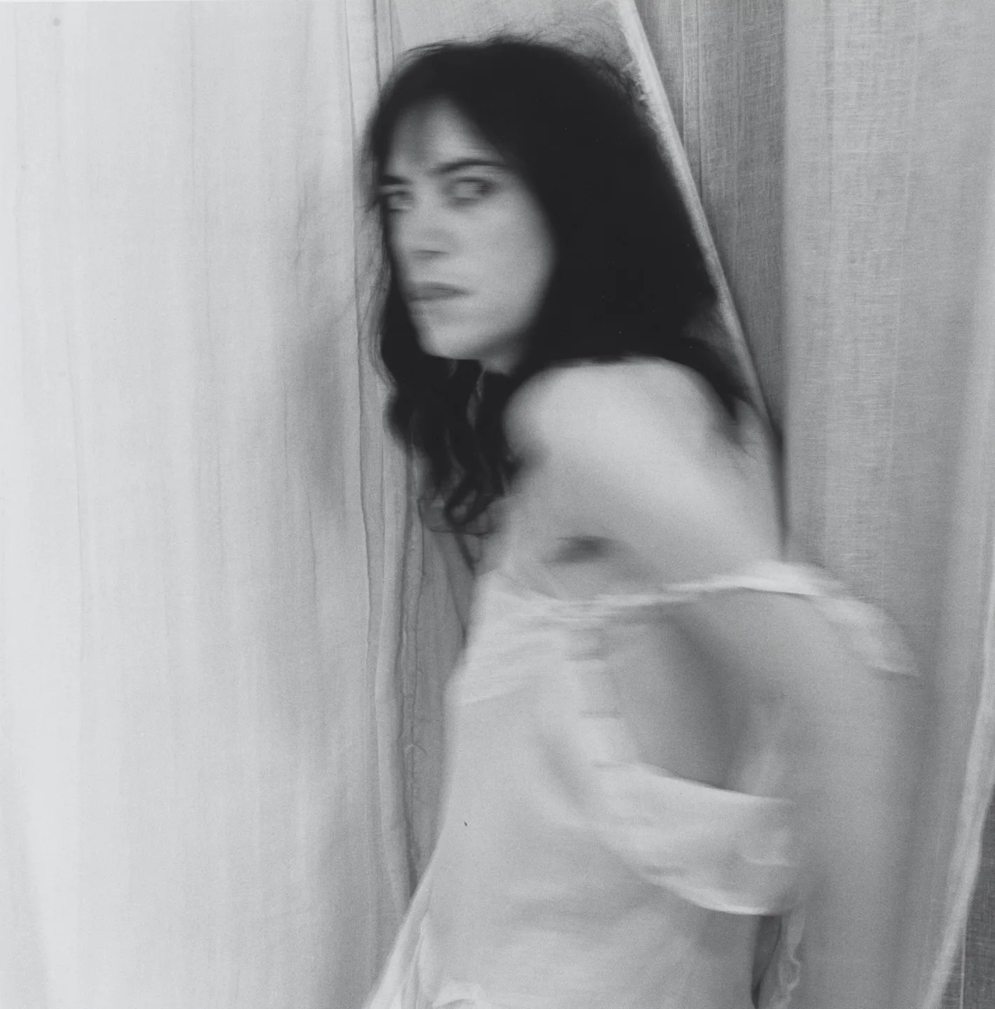 Patti Smith, 1978. Elle traverse tout l’article, de la chambre du Chelsea aux pochettes de disques.