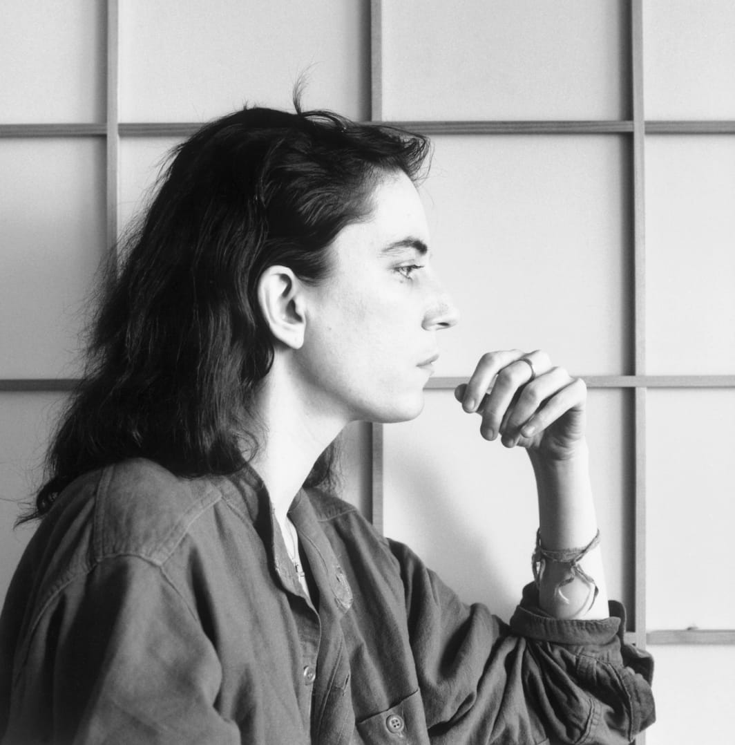 Patti Smith, 1979. De profil, contre une verrière : le Hasselblad et le studio ont remplacé le Polaroid.