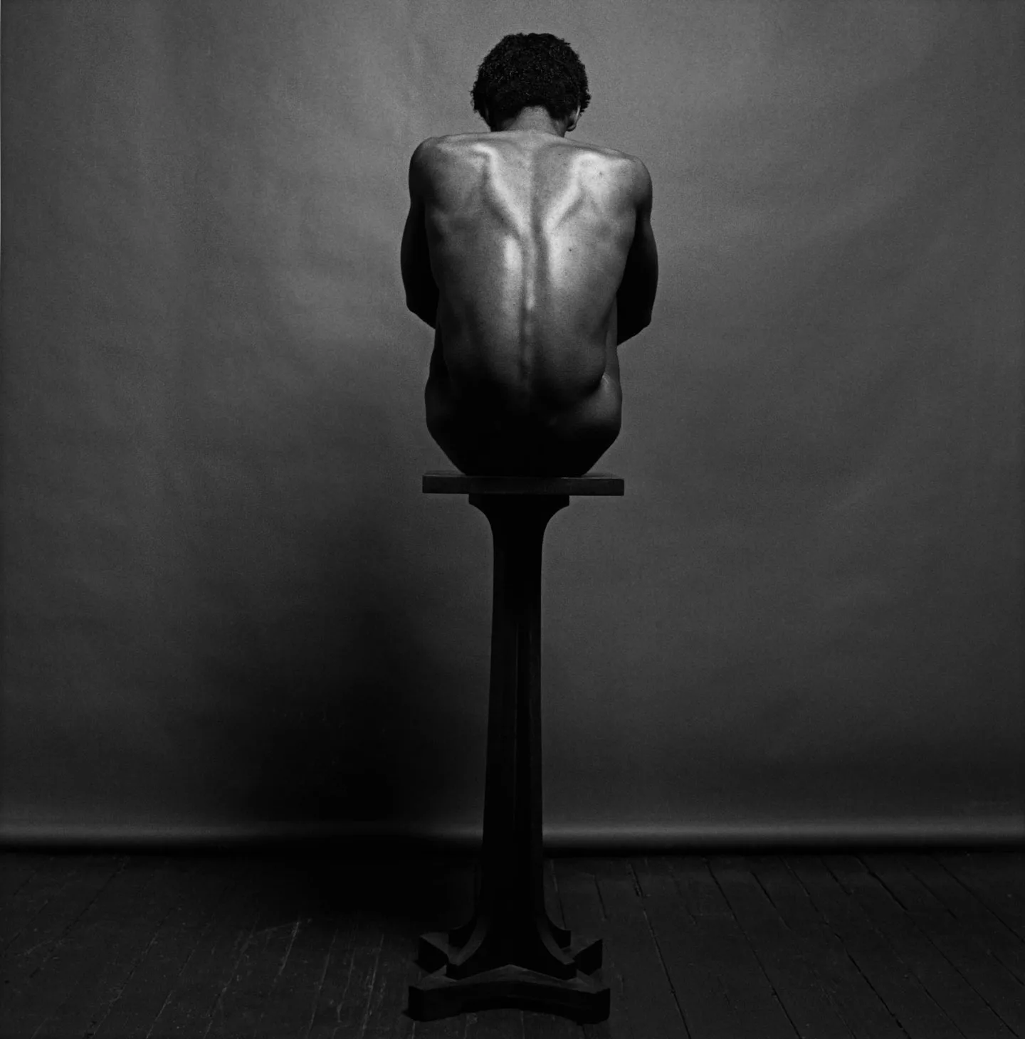 Phillip Prioleau, 1980. Un corps posé sur un socle, comme une sculpture : c’est précisément ce que Mercer interroge.