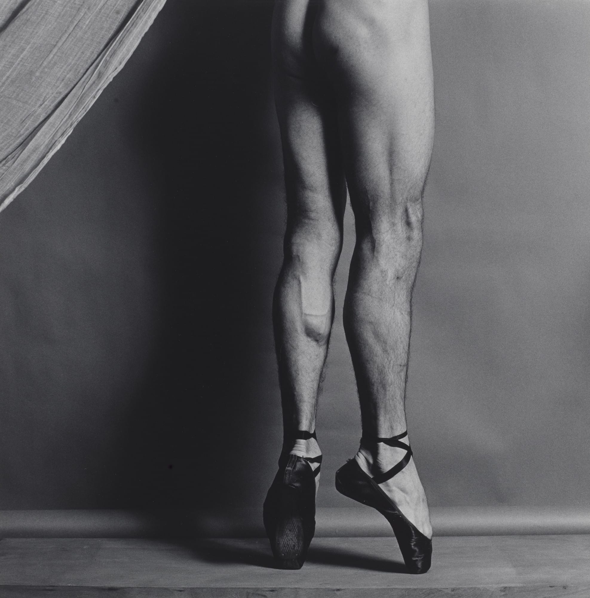 Phillip. Un danseur sur pointes, cadré aux jambes : le corps traité comme un volume, pas comme une personne.