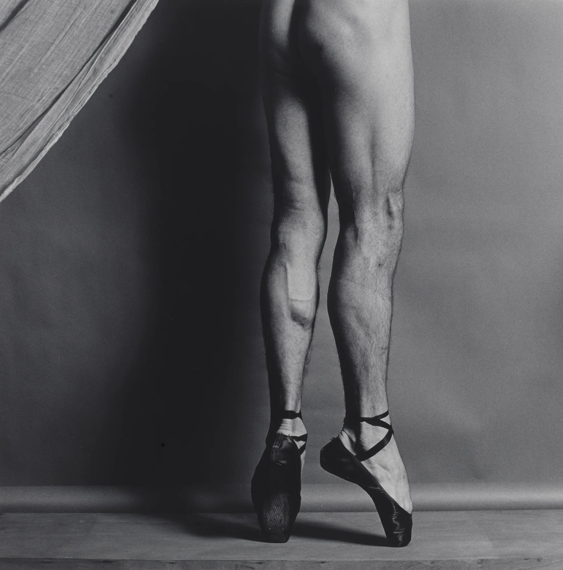 Phillip. Un danseur sur pointes, cadré aux jambes : le corps traité comme un volume, pas comme une personne.