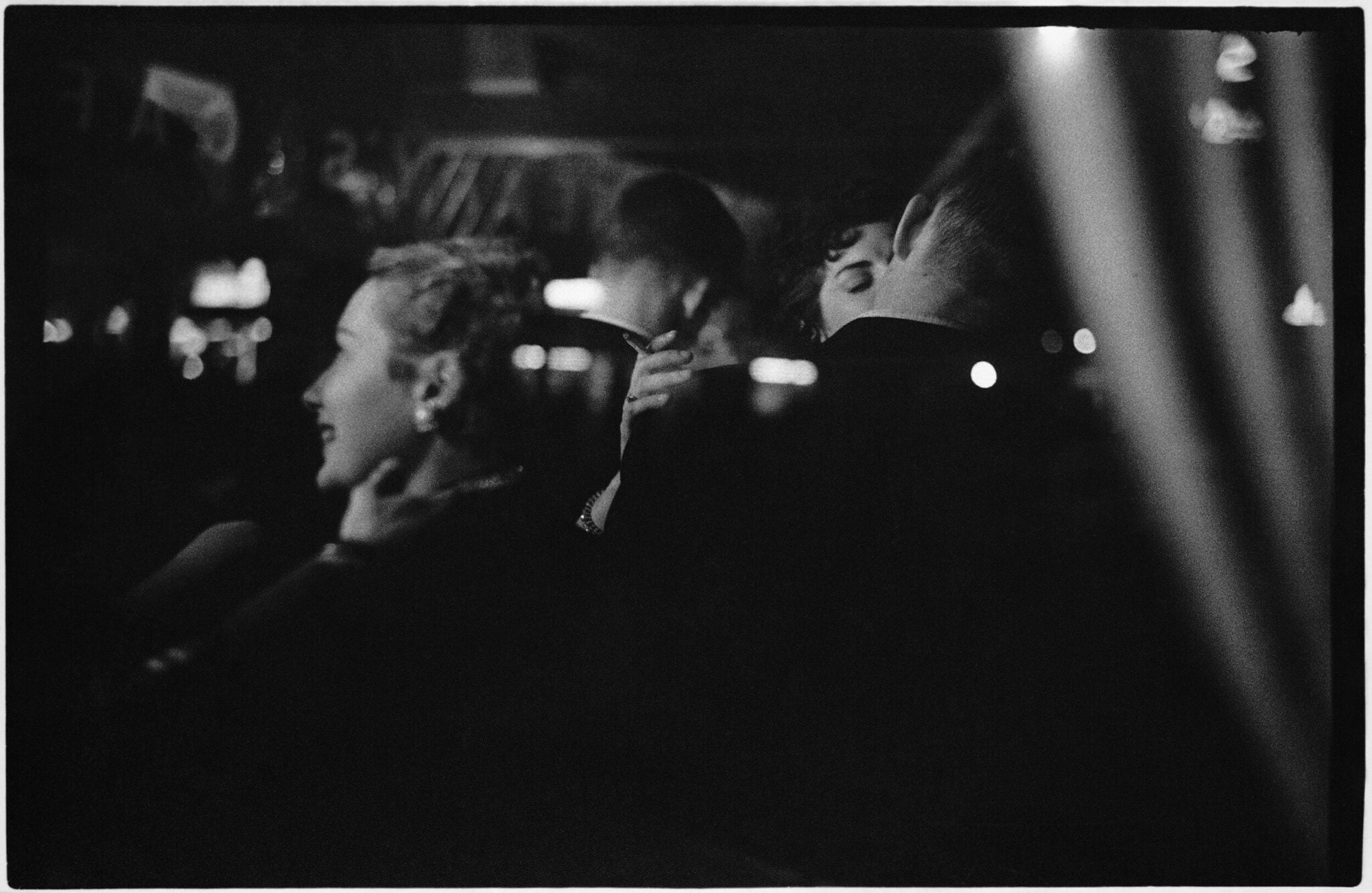 Saul Leiter, Times Square, New Year's Eve, 1952-53 : foule de nuit sous les enseignes