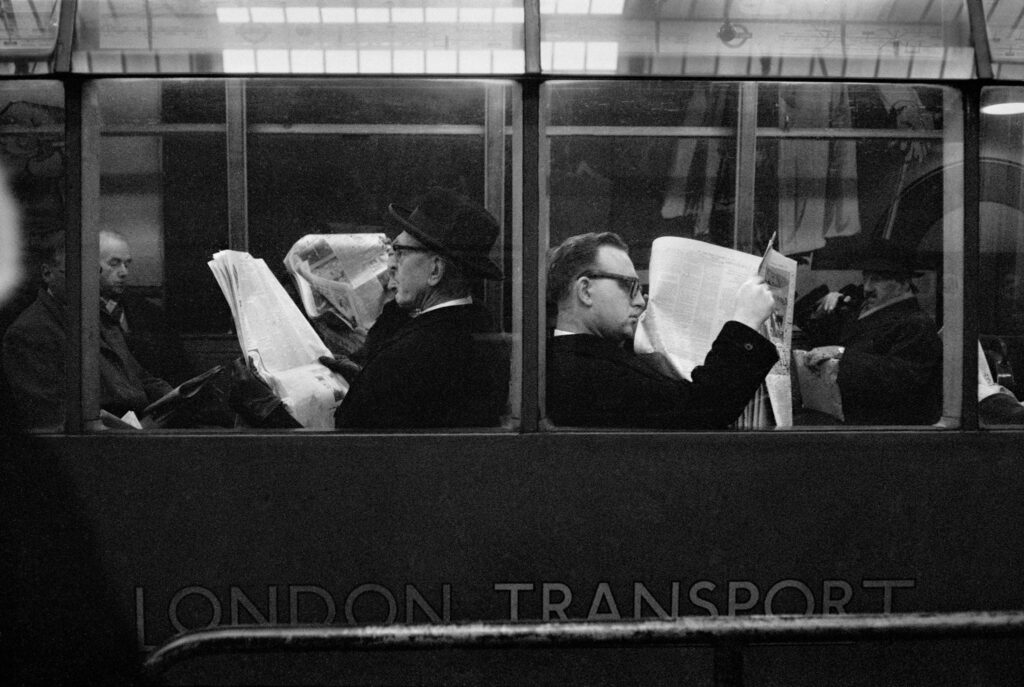 Sergio Larraín, voyageurs lisant dans un bus londonien, 1959