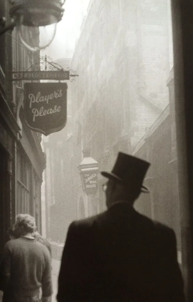 Sergio Larraín, hommes en haut-de-forme dans la City, Londres, 1959