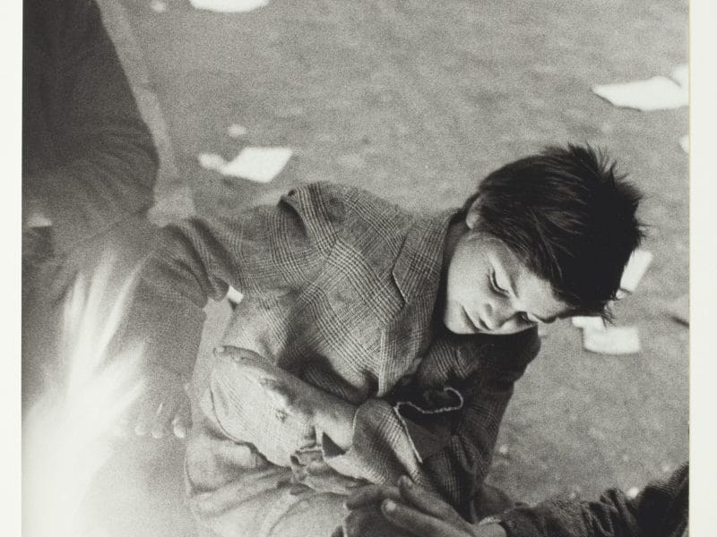 Sergio Larraín, enfant se réchauffant près d'un feu à Santiago, 1957