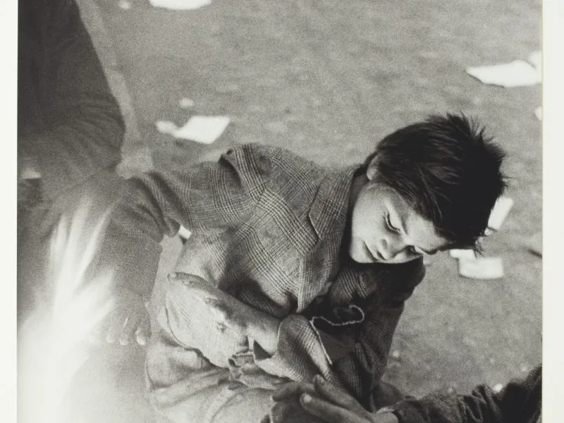 Sergio Larraín, enfant se réchauffant près d'un feu à Santiago, 1957