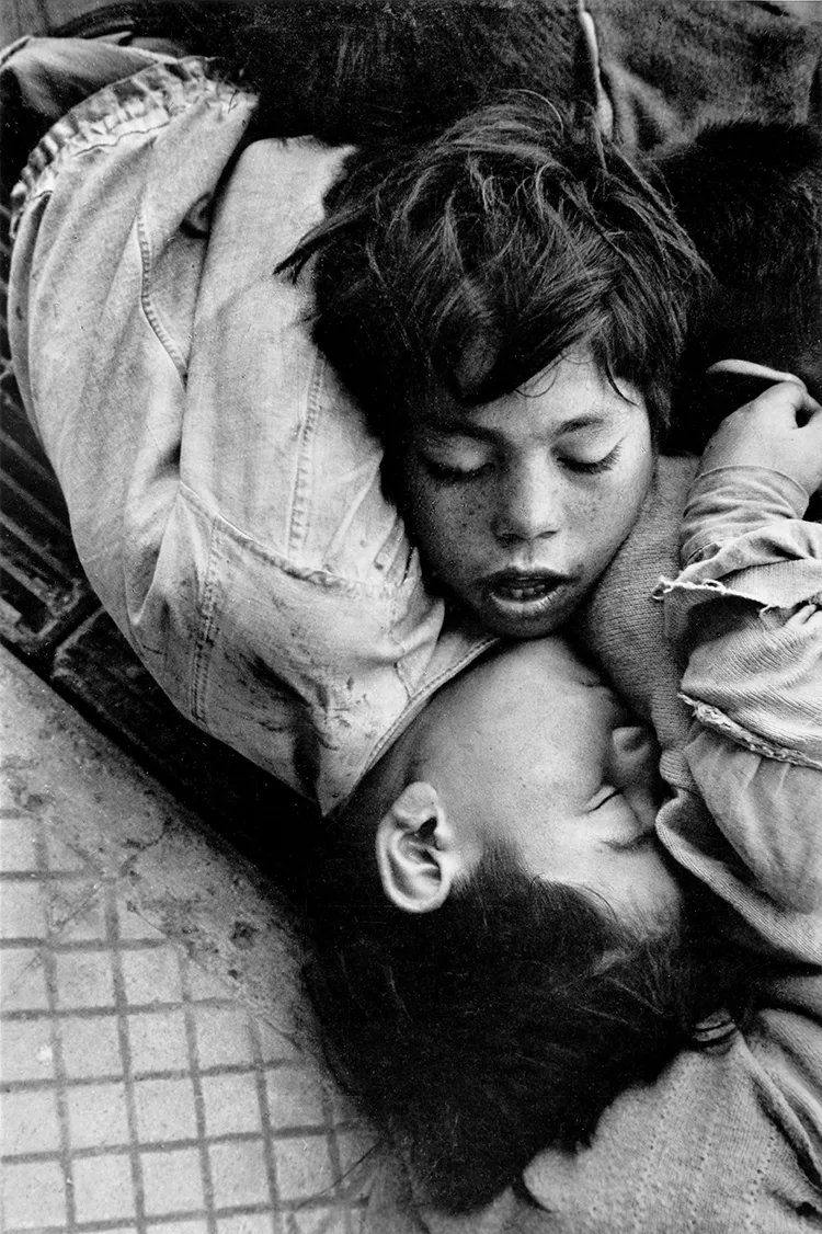 Sergio Larraín, enfants endormis dans une rue de Santiago, 1955