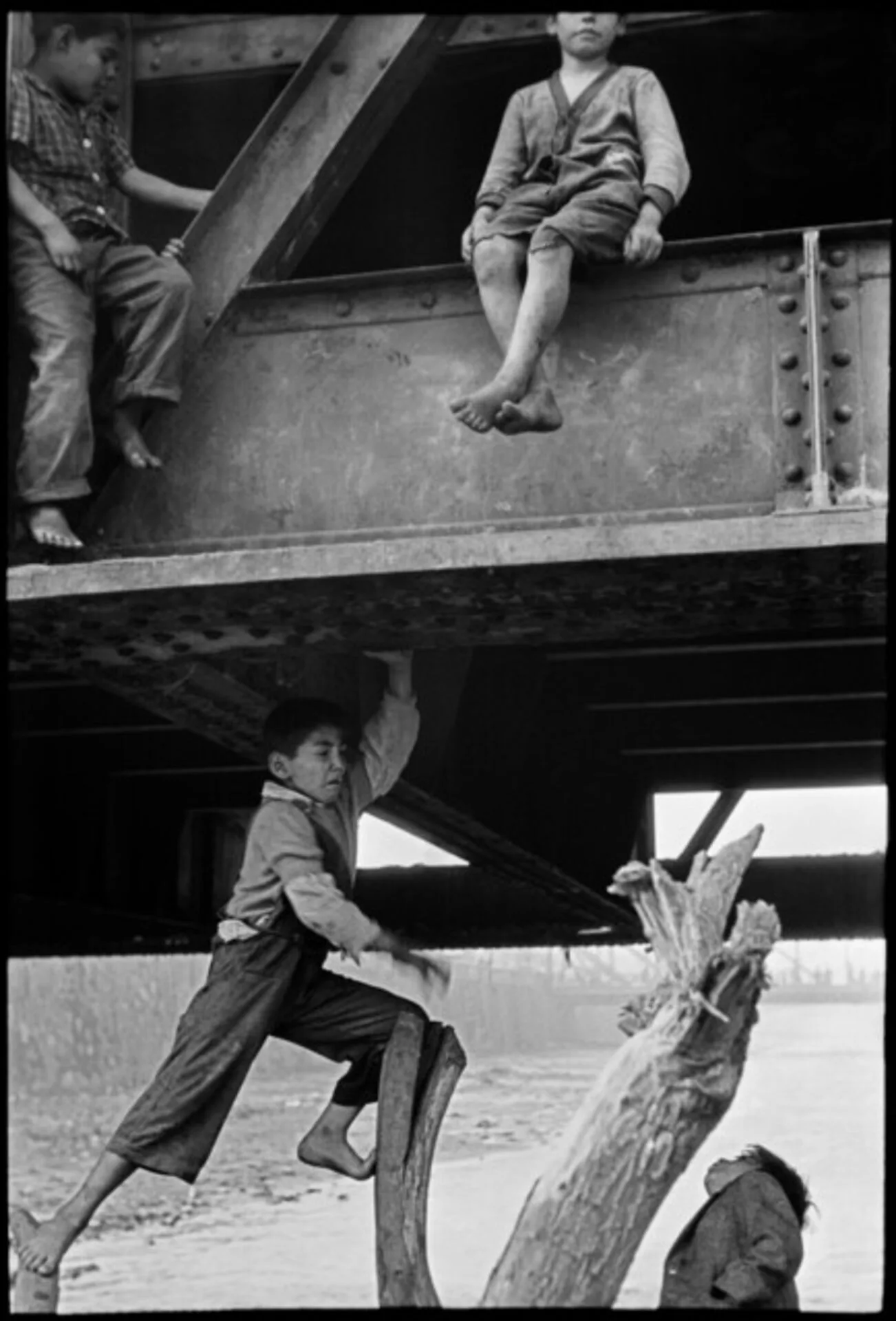 Sergio Larraín, enfants sous un pont du Mapocho à Santiago, 1955