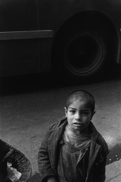 Sergio Larraín, jeune garçon devant un bus au Chili, 1957