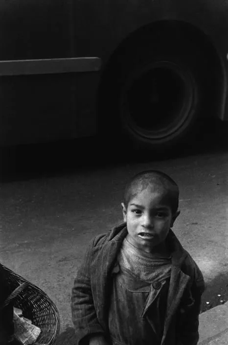 Sergio Larraín, jeune garçon devant un bus au Chili, 1957