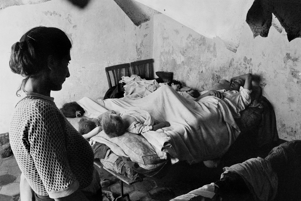 Sergio Larrain, intérieur sicilien, une femme veille des dormeurs, 1959