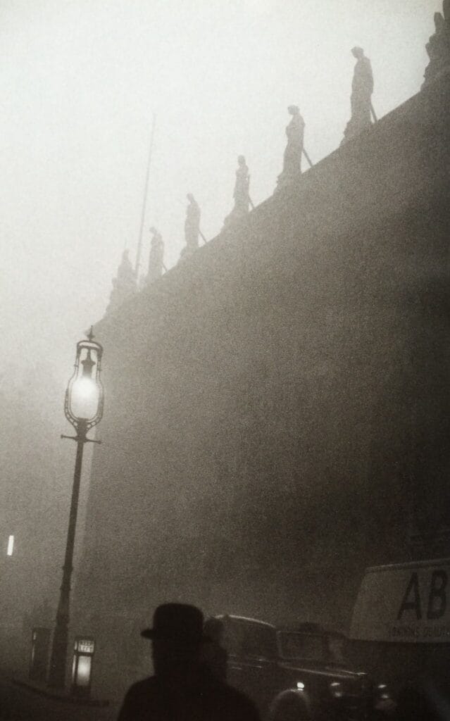 Sergio Larraín, réverbère dans le brouillard londonien, 1959