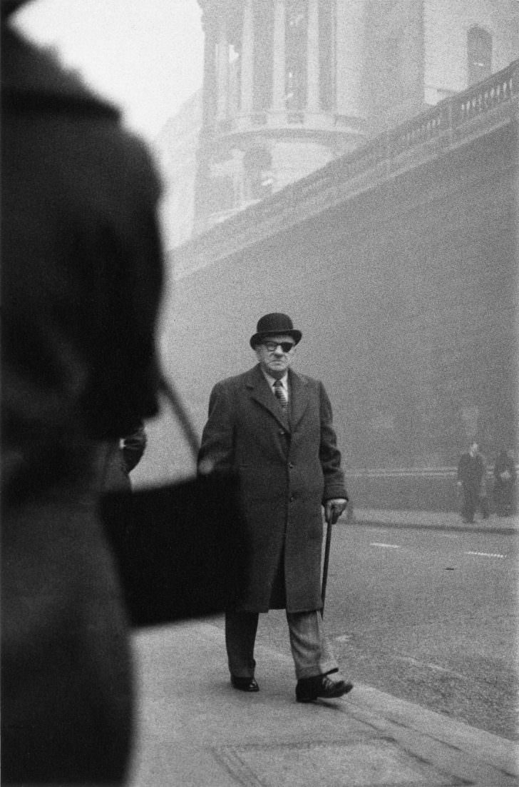 Sergio Larraín, homme à la valise dans le brouillard londonien, 1959