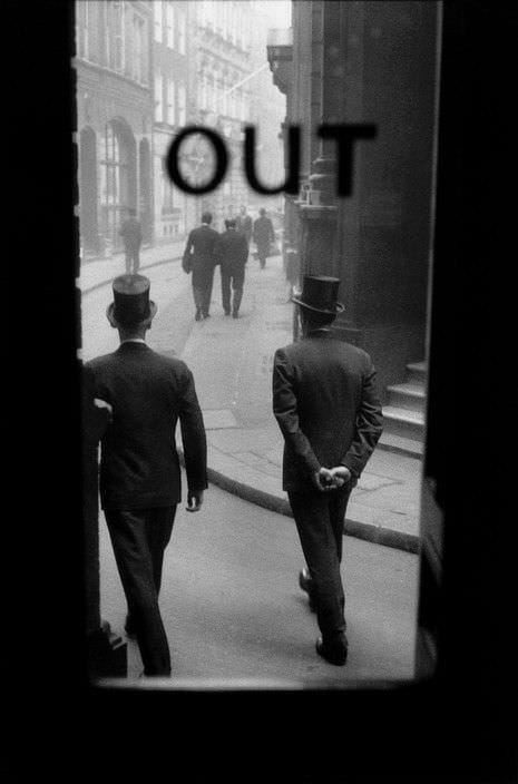 Sergio Larraín, deux hommes devant une sortie à Londres, 1959