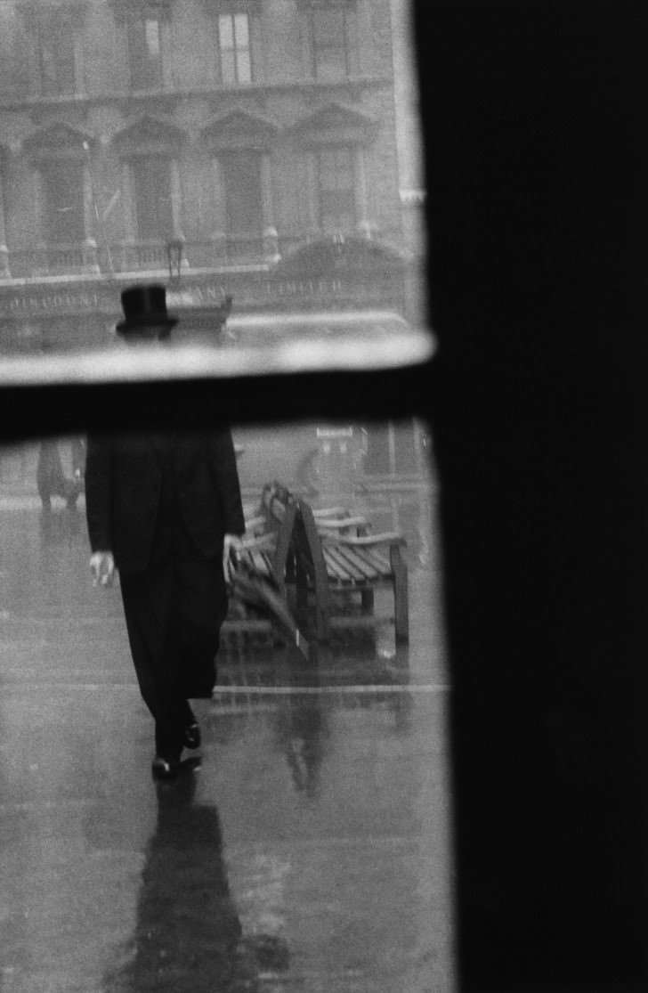 Sergio Larraín, passant au parapluie à Londres, 1959