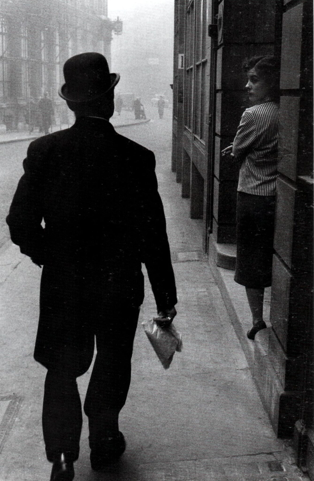 Sergio Larraín, silhouettes dans une porte à Londres, 1959