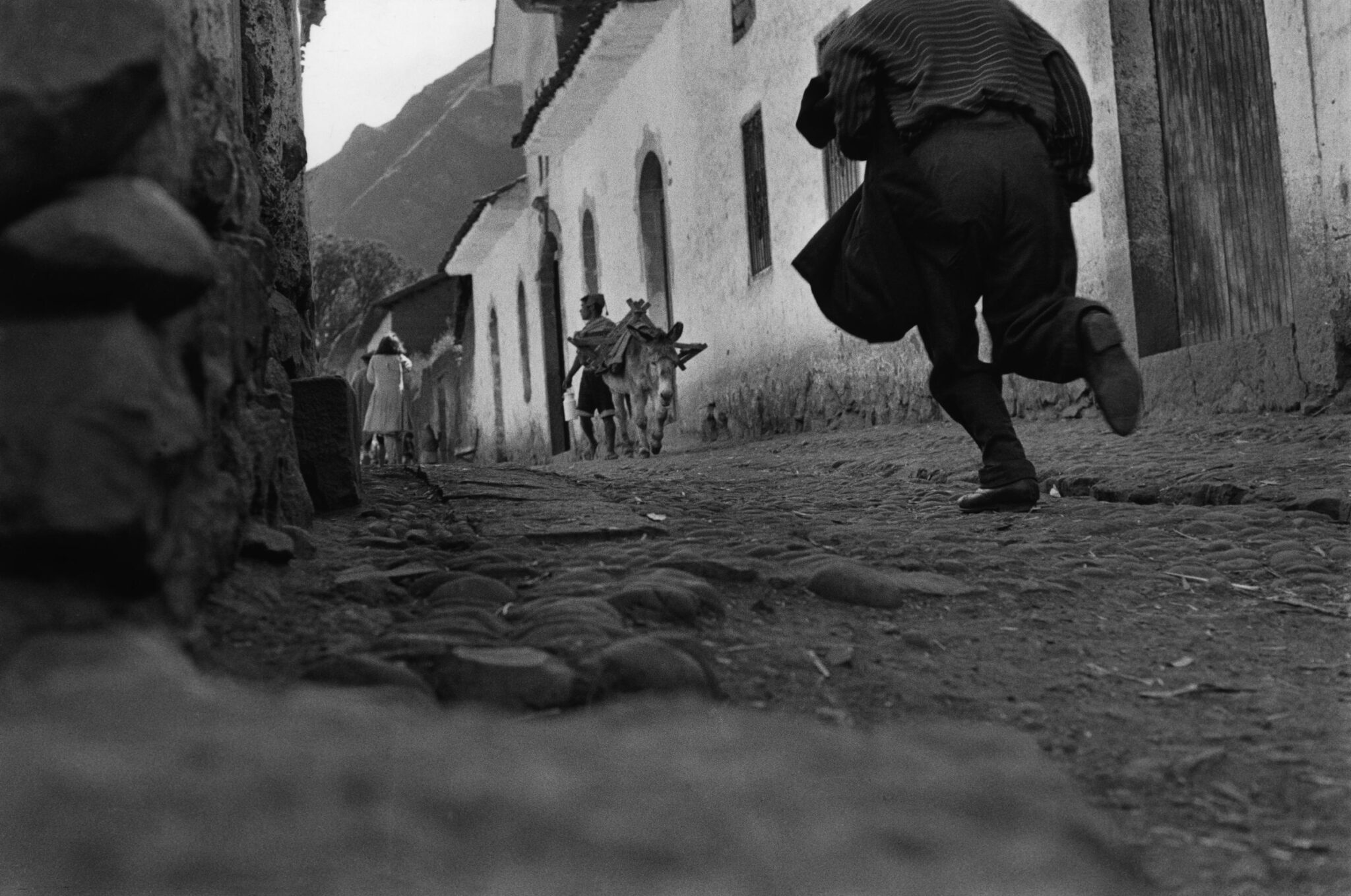 Sergio Larraín, habitants de Pisac arrivant au marché, Pérou, 1960