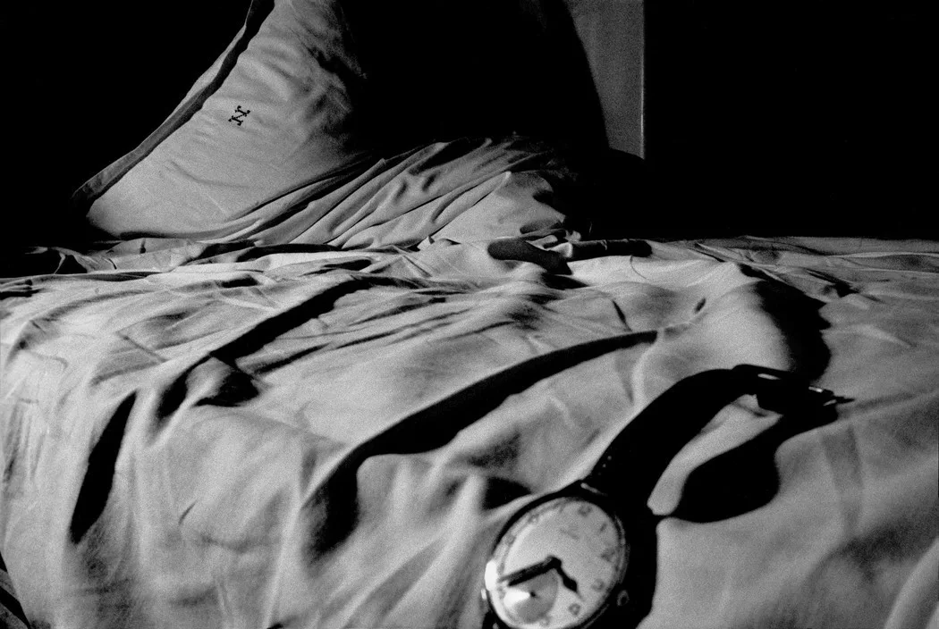Sergio Larraín, un réveil posé sur un lit défait