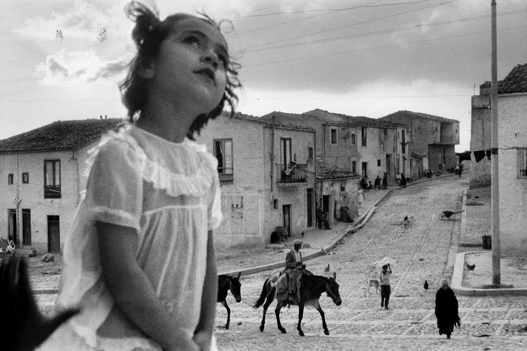 Sergio Larraín, rue principale de Corleone en Sicile, 1959
