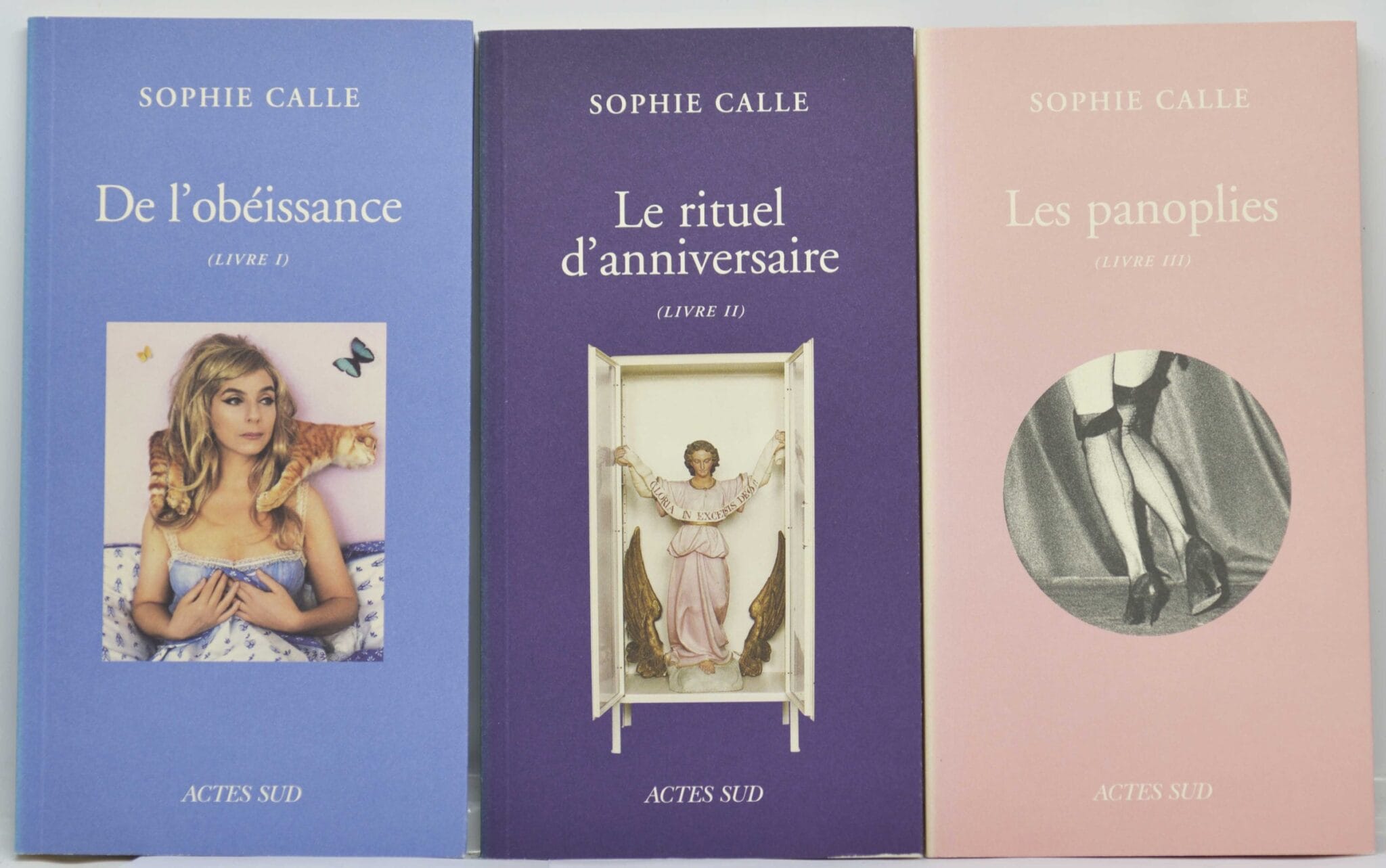 Trois volumes du coffret Doubles-jeux de Sophie Calle : De l'obéissance, Le Rituel d'anniversaire, Les Panoplies