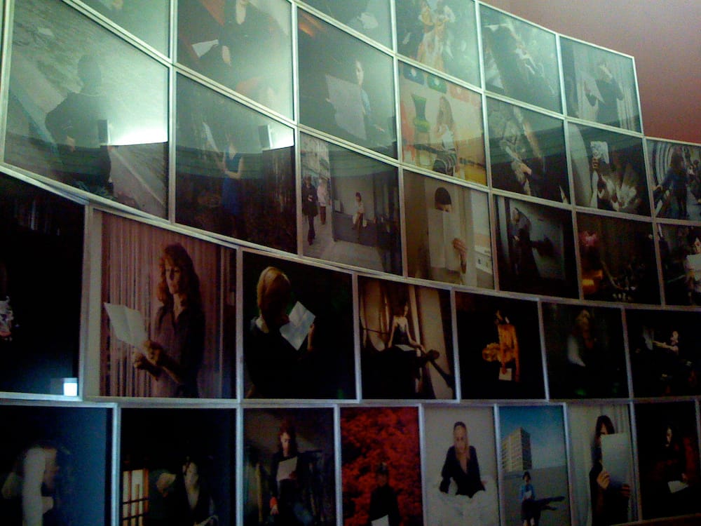 Œuvres de Sophie Calle accrochées en salle : texte encadré et photographies